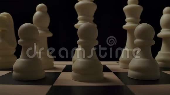 棋盘上白棋棋子的第一个标准动作视频的预览图