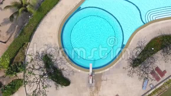 一个年轻人从跳水板上潜入游泳池视频的预览图