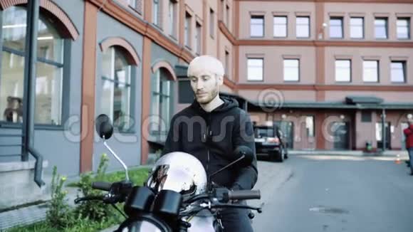 比基尼戴上时尚的头盔坐在城市的经典自行车上4k视频的预览图