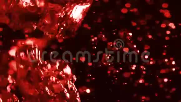 慢运动视频沸水中气泡的混沌慢运动摘要血红色背景视频的预览图