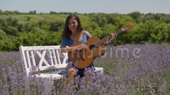 草田吉他弹唱的快乐女性视频的预览图