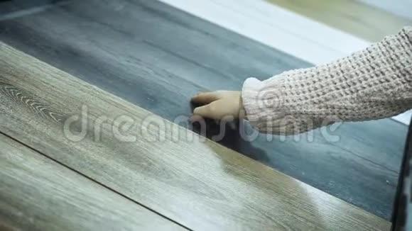 女孩用手摸着层压板的展览样品视频的预览图
