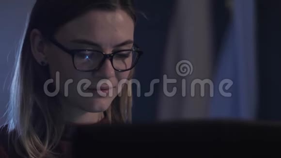 戴着眼镜在电脑上工作时坐在监控屏幕前的女孩肖像职业女性视频的预览图