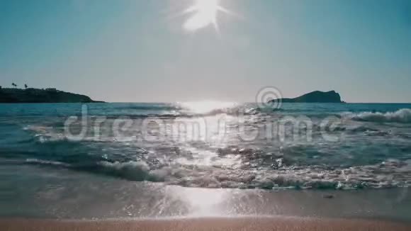 巴厘岛Ibiza太阳反射波浪和海滩视频的预览图
