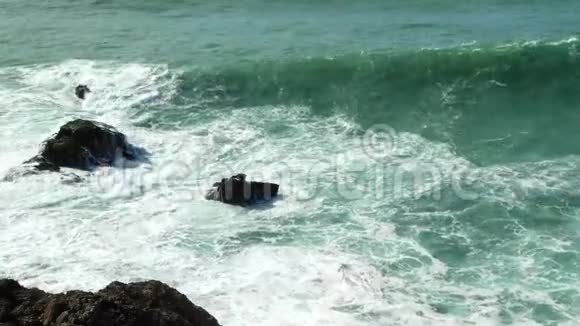 带波浪的海滩在拿撒勒葡萄牙视频的预览图