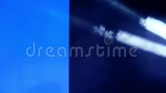 配有明亮光线和蓝色自由文本空间的音乐会背景视频的预览图