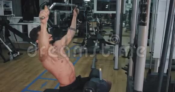 身材好的人在健身房锻炼肌肉集中精力锻炼腹肌举重视频的预览图