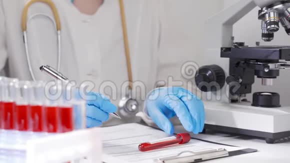 实验室助理在实验室进行测试和分析微生物和化学研究视频的预览图