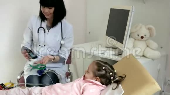 心脏病专家在医院取出心脏图儿童在儿科医生接待医生接待病人视频的预览图