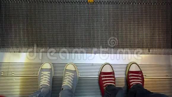 两双这样的鞋在旅行者跑步机快速移动乘客在机场机场快行条纹视频的预览图