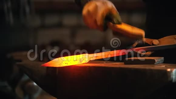 锻造工业铁匠刷去铁屑视频的预览图