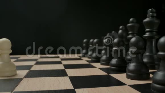 棋盘上的黑棋子第一个标准动作视频的预览图