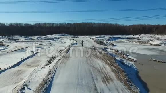 摩托车手在冬季跑道上表演特技表演视频的预览图