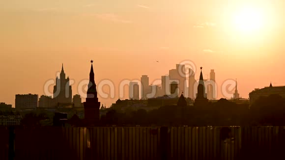 日落时莫斯科城市景观的轮廓视频的预览图