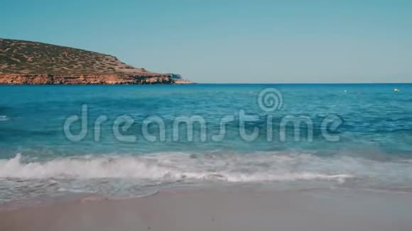 IbizaCalaBassa海滩被透明波浪冲刷视频的预览图
