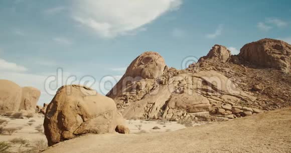 纳米比亚大岩石沙漠的彩色镜头蓝天4k视频的预览图