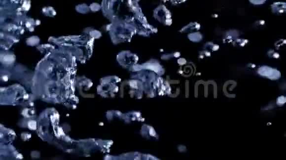 慢运动视频沸水中气泡的混沌慢运动摘要蓝色背景视频的预览图