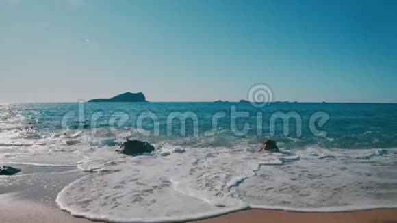 巴厘岛伊比萨海滩被海浪冲刷视频的预览图