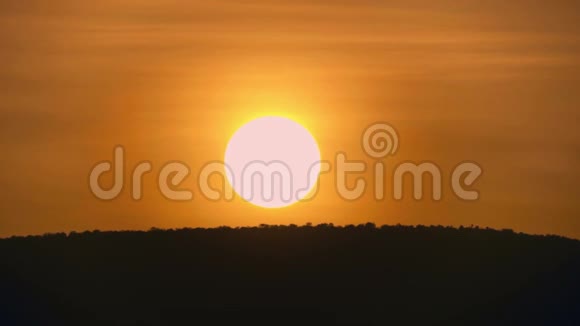 橙色的日落是巨大的太阳奇妙的自然背景华丽的夜景视频的预览图
