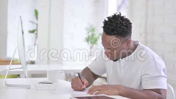 办公室使用台式电脑的非洲男子视频的预览图