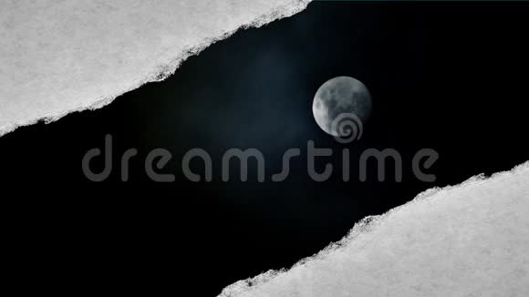 创意时间拍视频一个发光的满月在夜空与浮云这是可见的洞视频的预览图