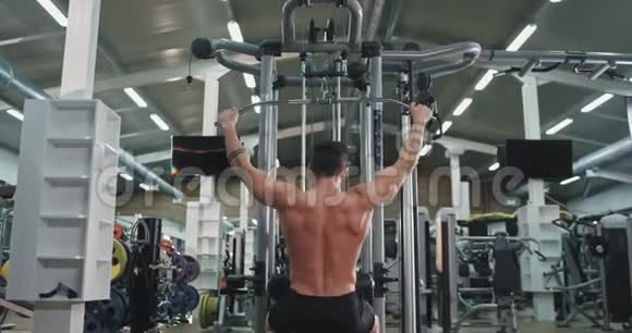 漂亮的运动员在体育课上努力锻炼集中精力锻炼他完美的身体4k视频的预览图