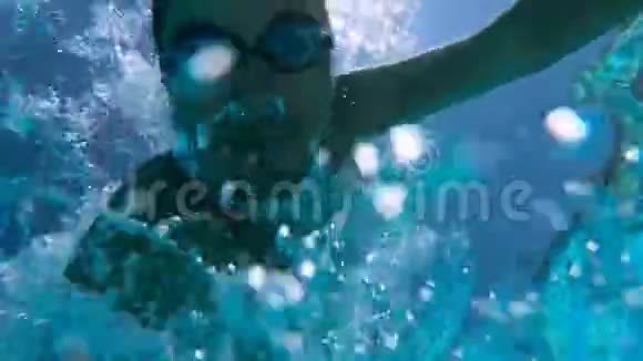 一个人在水下游泳动作缓慢视频的预览图