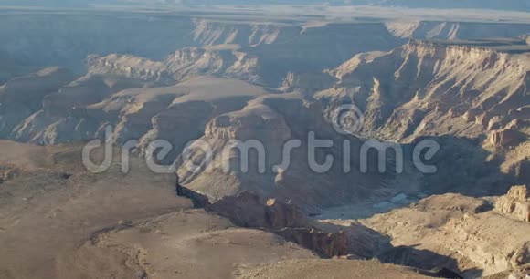 从纳米比亚的一个大峡谷的高悬崖顶部俯瞰4k视频的预览图