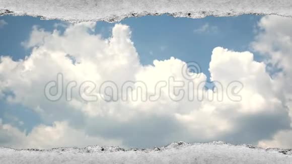 创意时间圈视频快速移动的云在蓝天是可见的洞与撕裂的边缘在旧纸视频的预览图