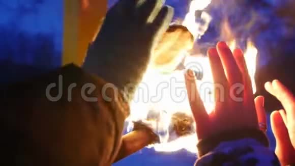 年轻女性的手被火炬的火焰温暖视频的预览图