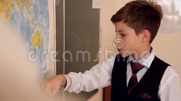 男孩在木板边碰头视频的预览图