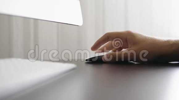 在办公室工作的人点击白色电脑鼠标视频的预览图