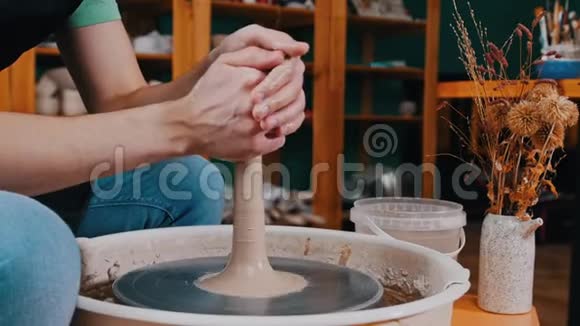 一个人的手形成一块形状较短的粘土视频的预览图