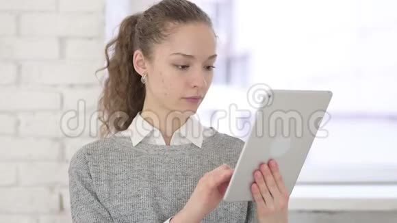 年轻拉丁女人在平板电脑上庆祝成功的肖像视频的预览图