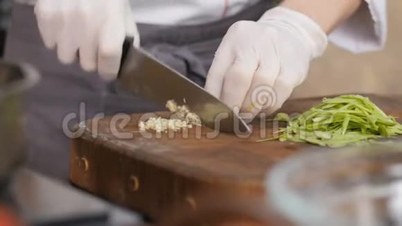 用锋利的刀切大蒜厨师的手拿刀餐厅视频的预览图