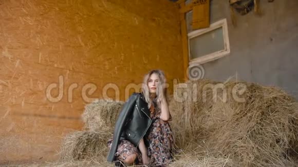 梦中的女人坐在干草附近视频的预览图