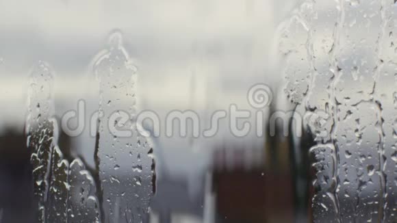 透过窗户浇灌雨景窗户上的雨水视频的预览图