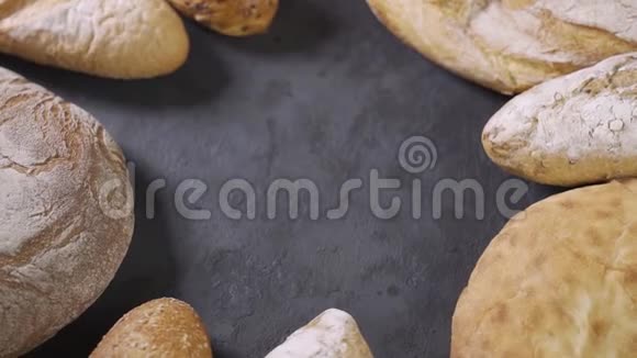 背景与面包旋转桌上有不同种类的面包和百吉饼视频的预览图