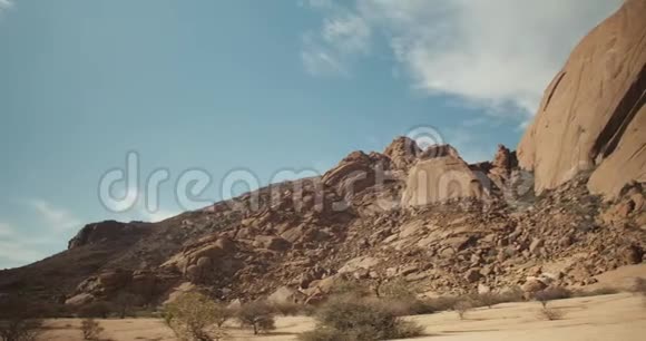 纳米比亚的一座大岩石山Erongo侧面的足迹沙漠大自然4k视频的预览图