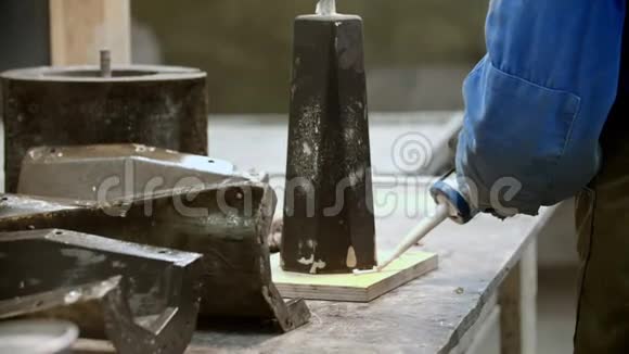混凝土工业青年工人在支架上涂胶视频的预览图