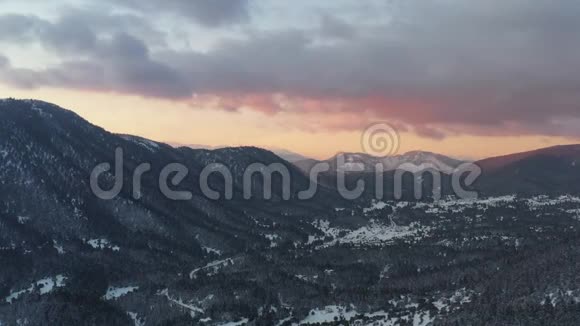 希腊阿拉霍瓦山上日落的空中景色下面的山谷被雪覆盖视频的预览图