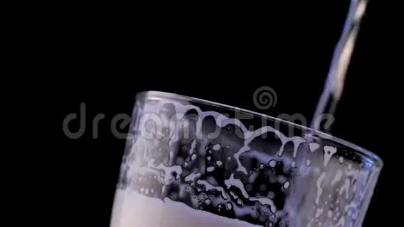 上景特写将啤酒灌入玻璃杯中啤酒气泡流到玻璃杯边缘视频的预览图