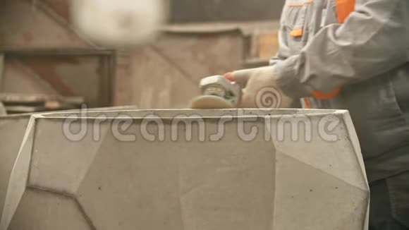 混凝土行业穿防护服的工人用磨床抛光一个大的混凝土图形视频的预览图
