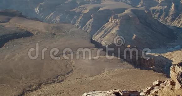 纳米比亚4k带岩石山的鱼河峡谷全景视频的预览图