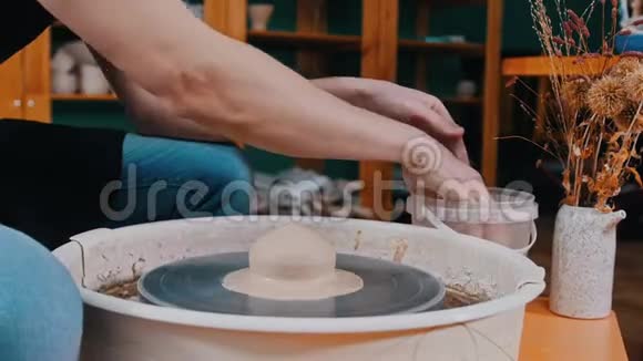 一个人他的手组成一块粘土做一个锅视频的预览图