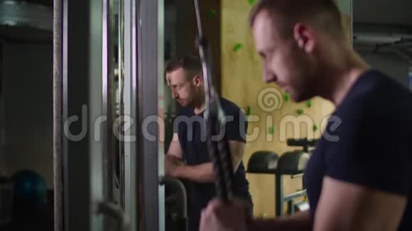 一个人在健身房锻炼肱三头肌视频的预览图