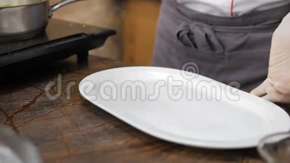 厨师在餐厅里把煮好的海鲜面放到盘子里视频的预览图