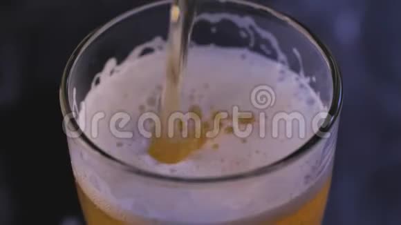 啤酒气泡向下流动到玻璃边缘的特写顶部视图视频的预览图