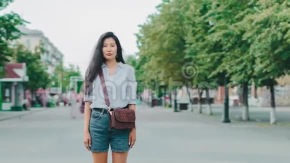夏天在城市街道户外漂亮的亚洲女孩的时间流逝视频的预览图