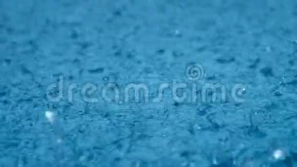 特写雨水滴掉进湖里宏观和慢速运动雨季视频的预览图